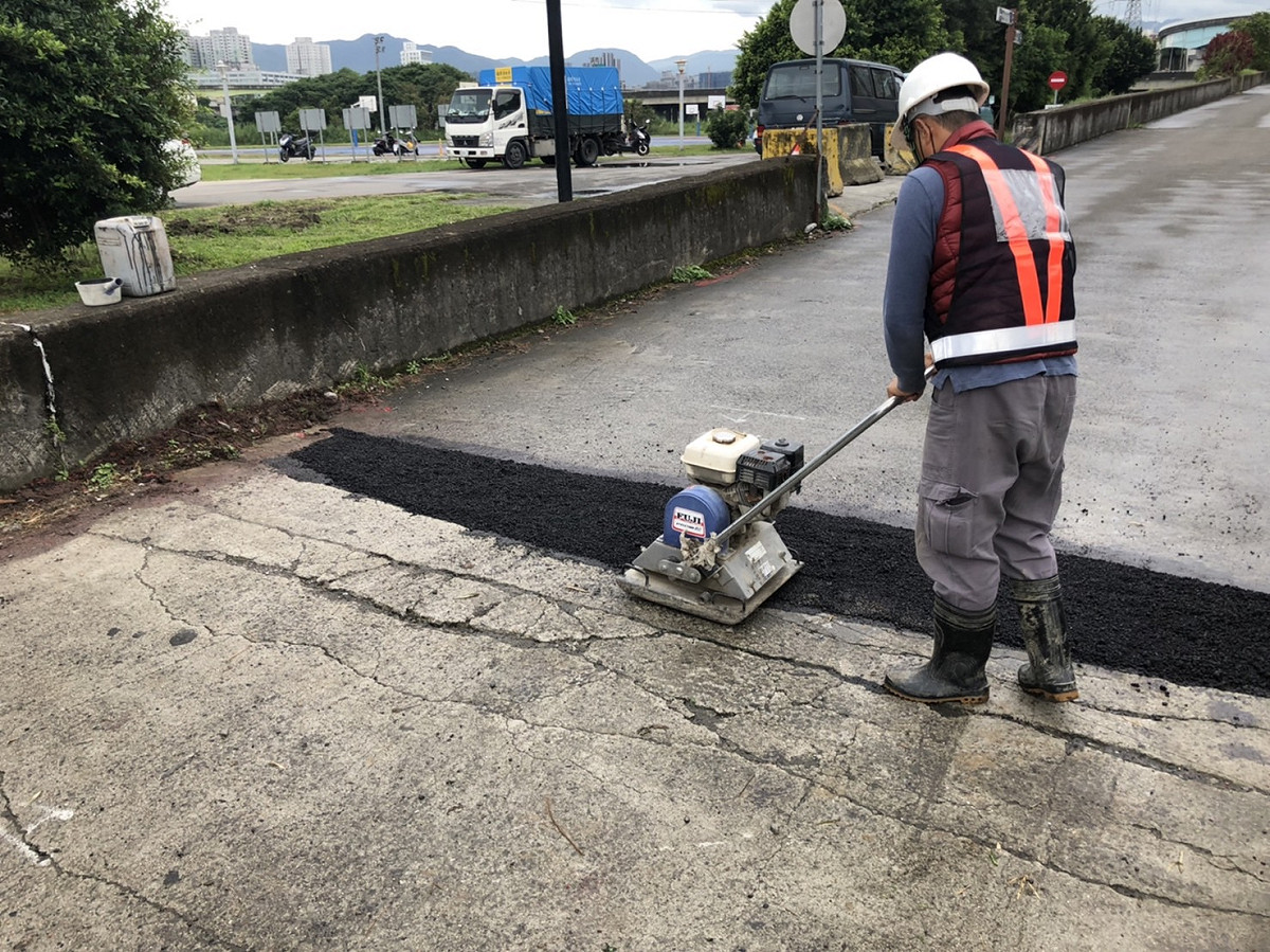 進行鋪面修復。 圖：新北市水利局提供