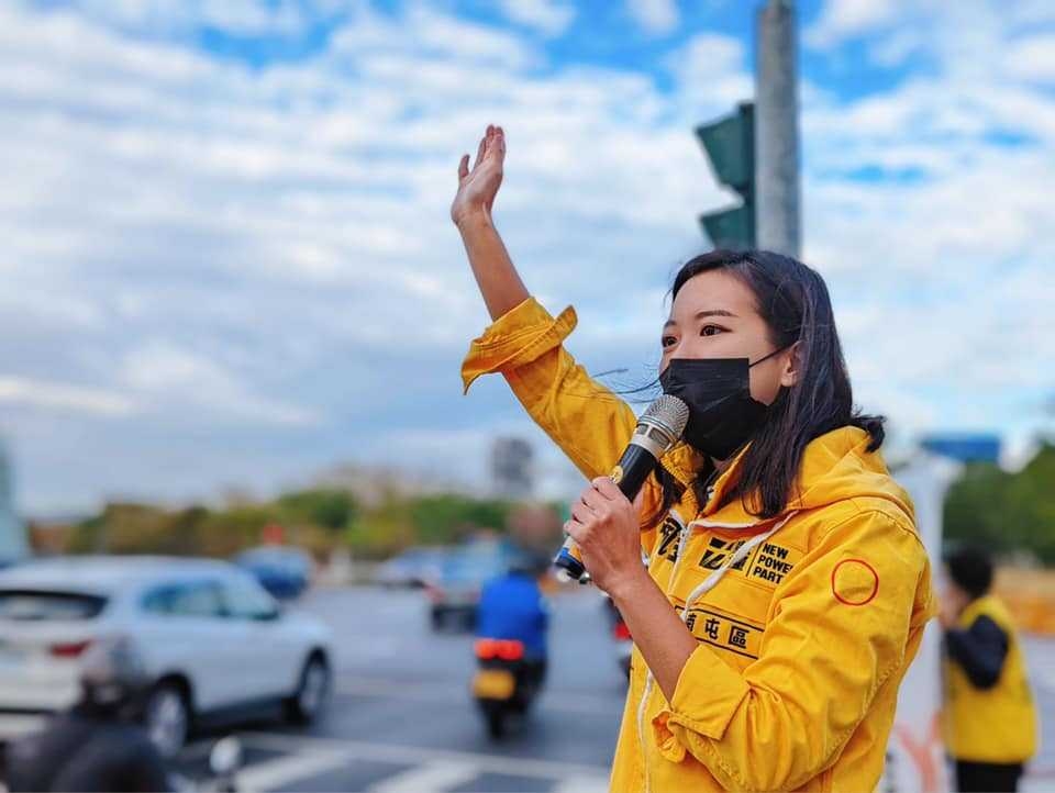 吳佩芸很努力的站路口，加深選民對她的印象。 吳佩芸/提供