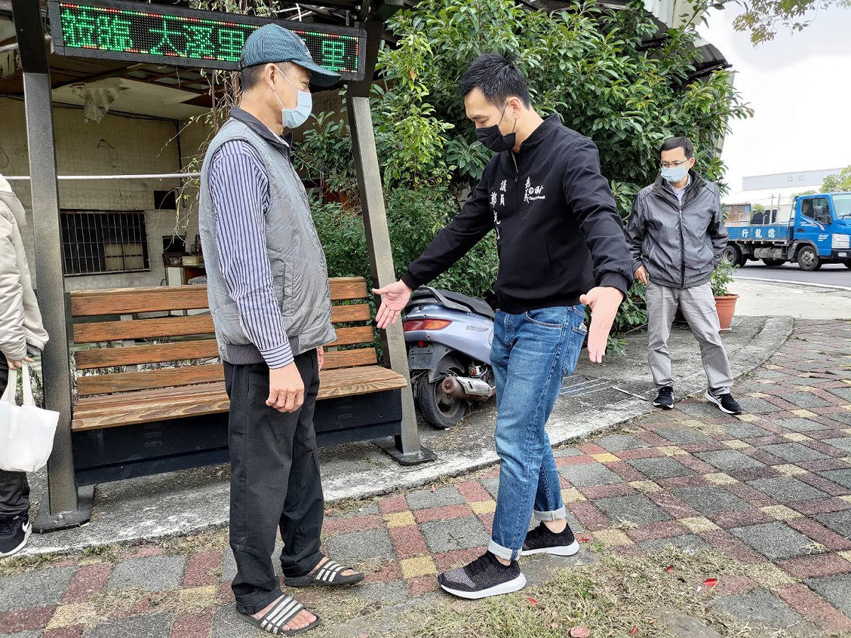 鄭光宏（右二）帶領團隊會勘微笑單車站點。 圖：鄭光宏/提供
