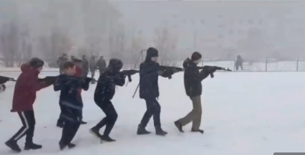 今年3月底，Novocheboksary 理工學院10年級學生參加射擊訓練營，每位學生都要拿起槍進行演練。 圖：翻攝自VKontakte