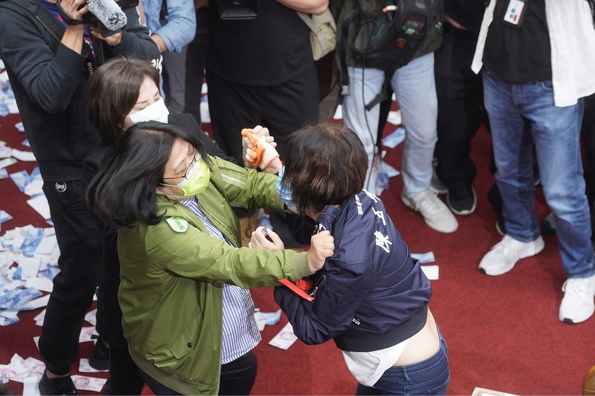藍委陳玉珍、綠委王美惠爆推擠衝突。 圖：張良一／攝