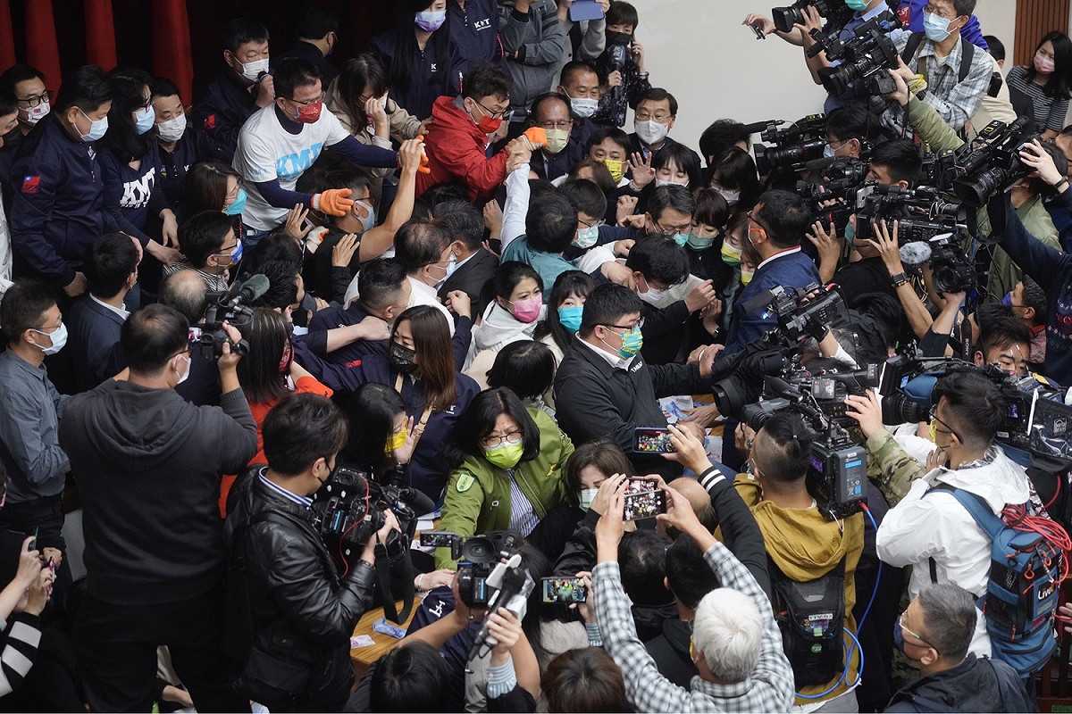 在抗議聲下，《會計法》修正草案完成初審。 圖：張良一／攝