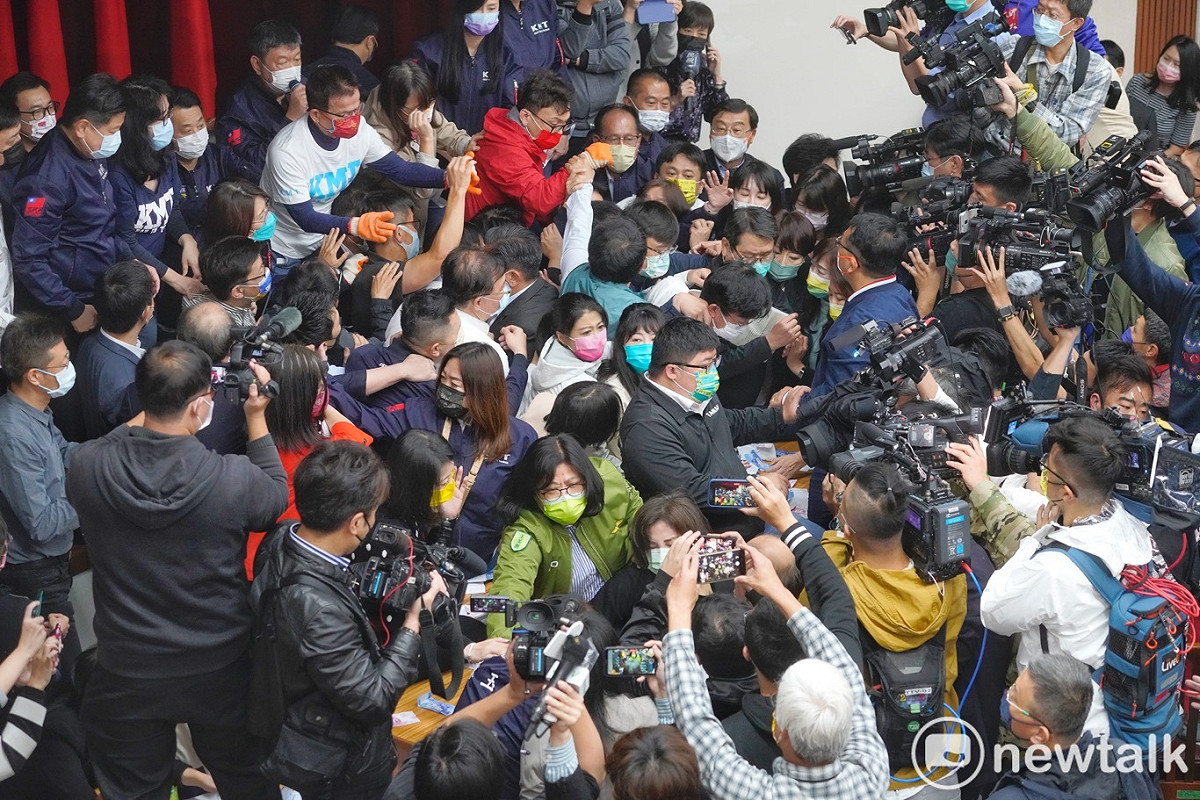 立法院財委會上午審查攸關國務機要費除罪的會計法第99條之一修正草案，由於國民黨團質疑此舉是為了幫前總統陳水扁脫罪，因而杯葛議事，雙方爆發多起肢體衝突。 圖：張良一/攝