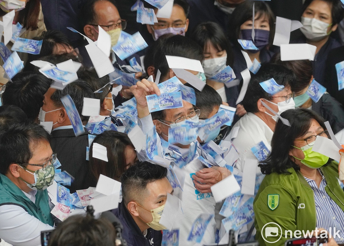 國民黨立委將假鈔和假禮券頻頻丟向民進黨立委。 圖：張良一/攝
