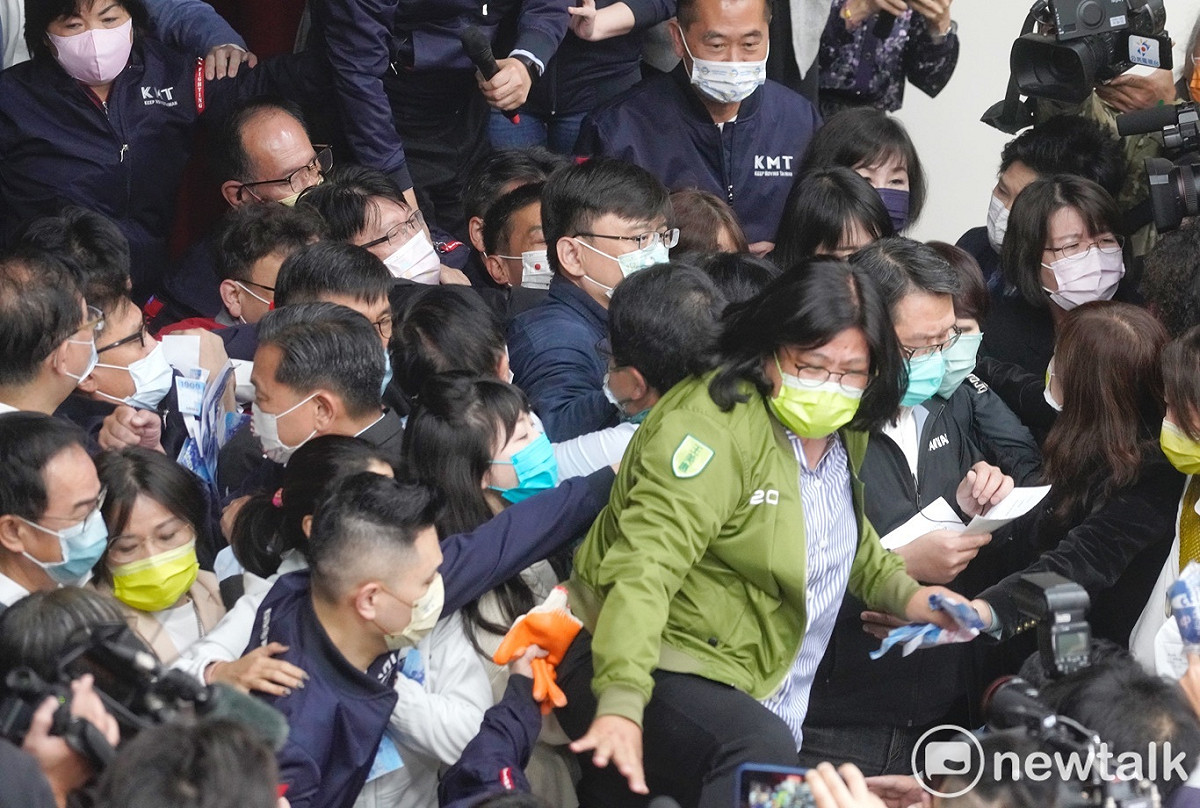 立委搶佔主席台。 圖：張良一/攝
