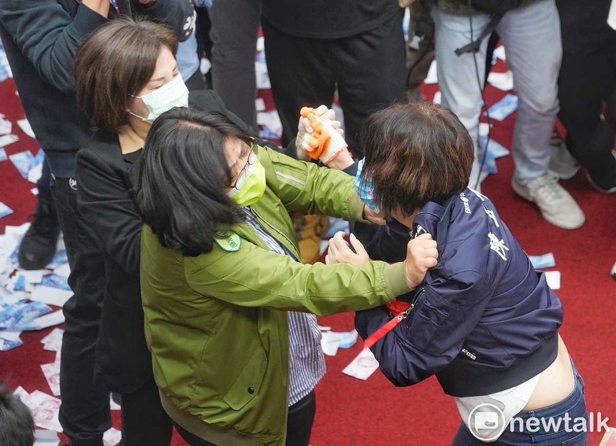 國民黨立委陳玉珍和民進黨立委王美惠從主席台一直打到委員席，兩人都相當激動火爆。 圖：張良一/攝