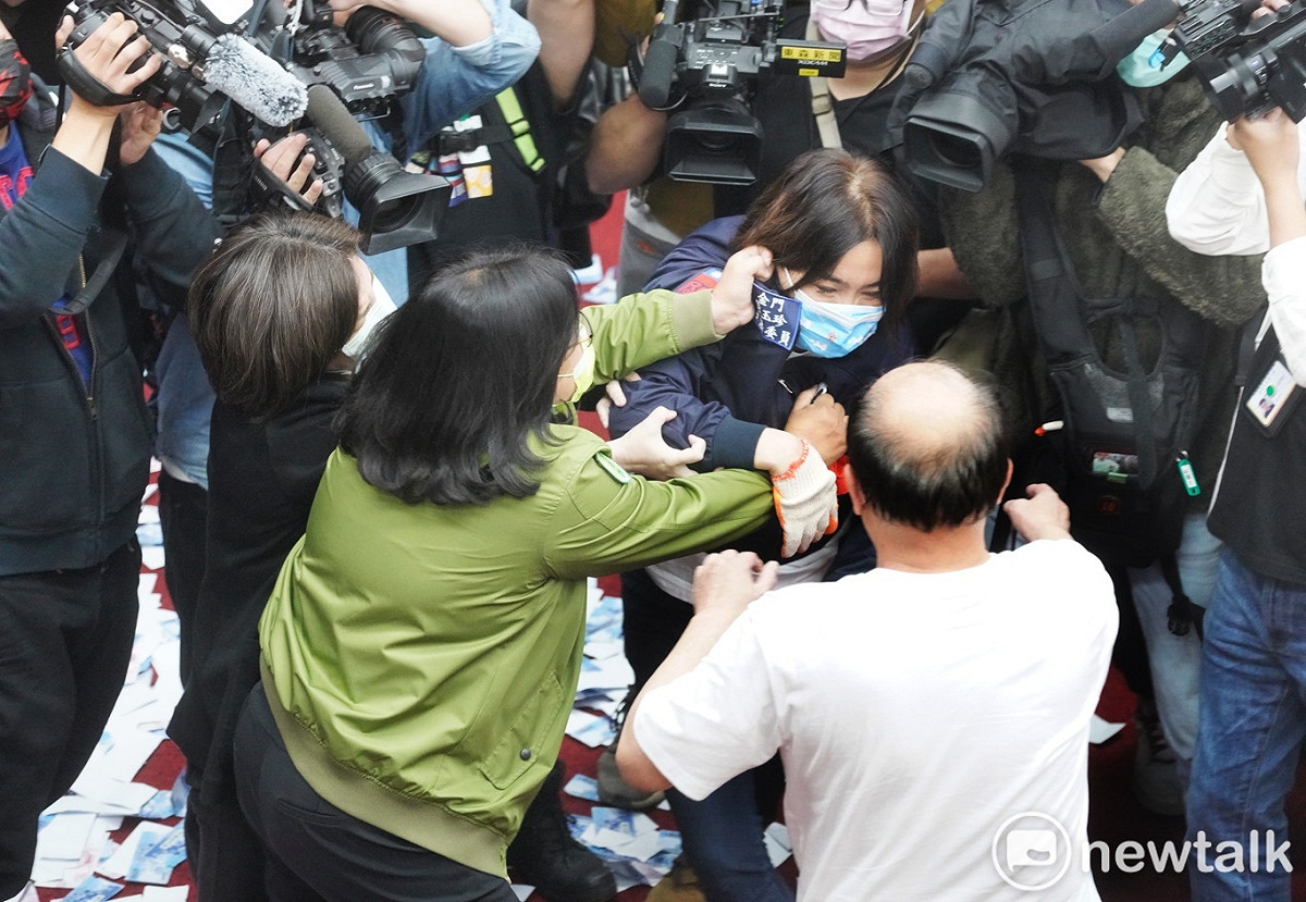 國民黨立委陳玉珍和民進黨立委王美惠從主席台一直打到委員席，兩人都相當激動火爆，國民黨立委吳斯懷也幫陳玉珍解圍。 圖：張良一/攝