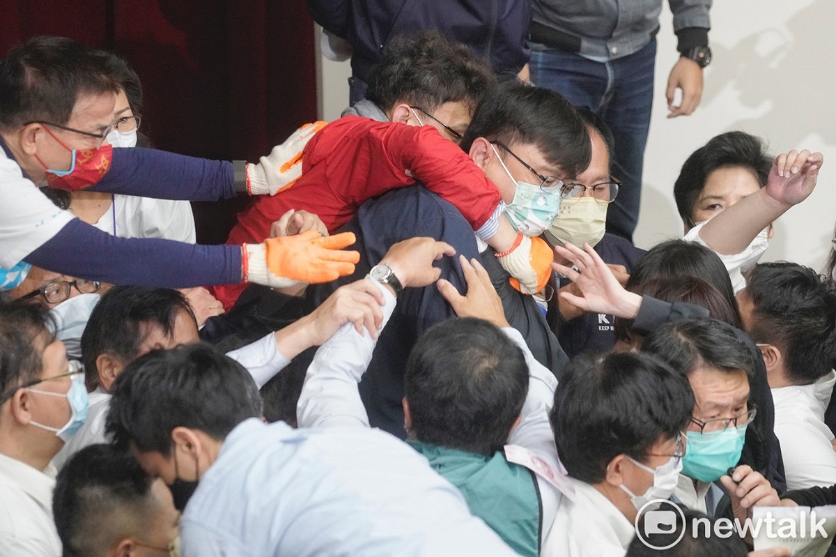為會計法修法，藍綠爆發衝突。 圖：張良一/攝