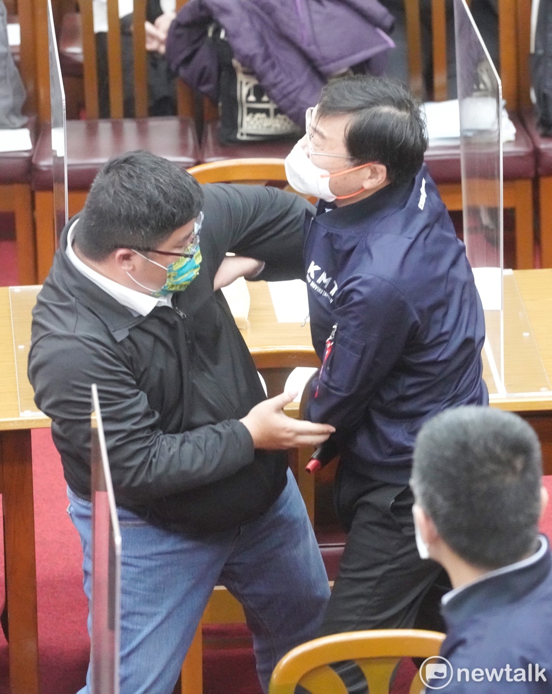 財委會審查會計法修正草案，曾銘宗與蔡易餘爆發推擠。 圖：張良一/攝