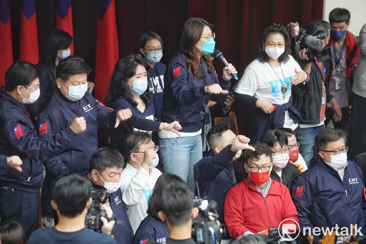 國民黨立委在主席宣布散會後喝倒采抗議。 圖：張良一/攝