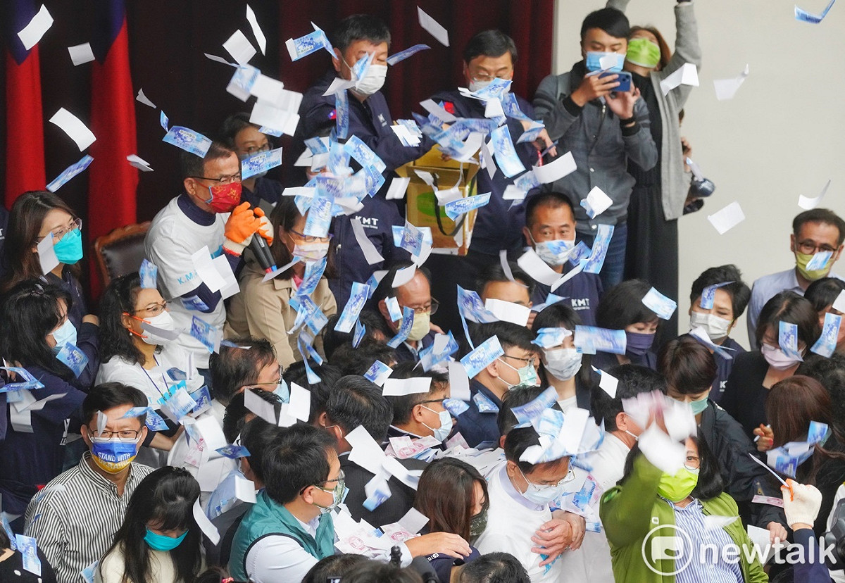 立法院財政委員會今天(21日)審查攸關國務機要費除罪化的《會計法》條文修正草案，藍綠爆衝突。 圖：張良一/攝