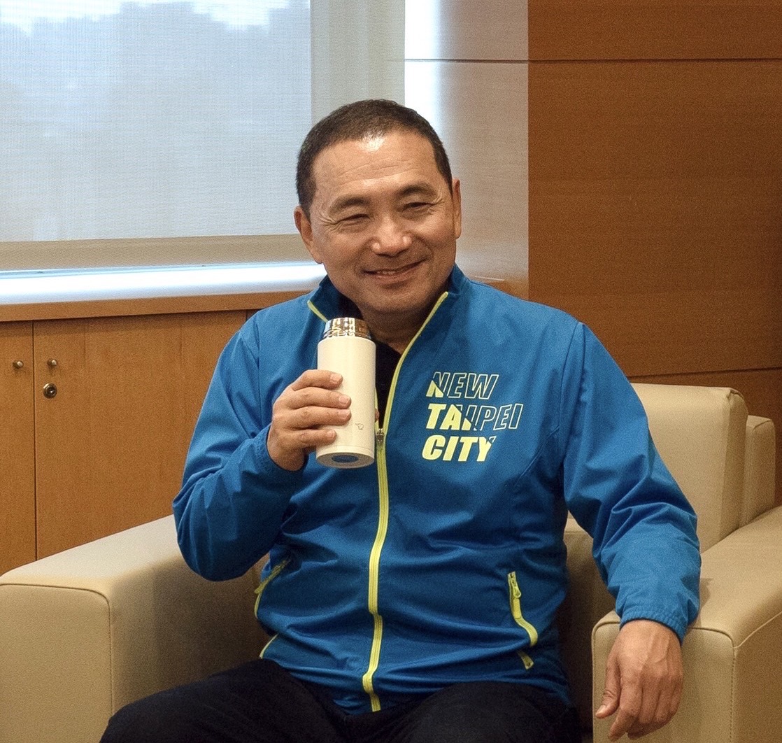 侯友宜響應「投資我們的星球 我是新北12少」網路活動，使用環保杯響應「少一次性」主題。