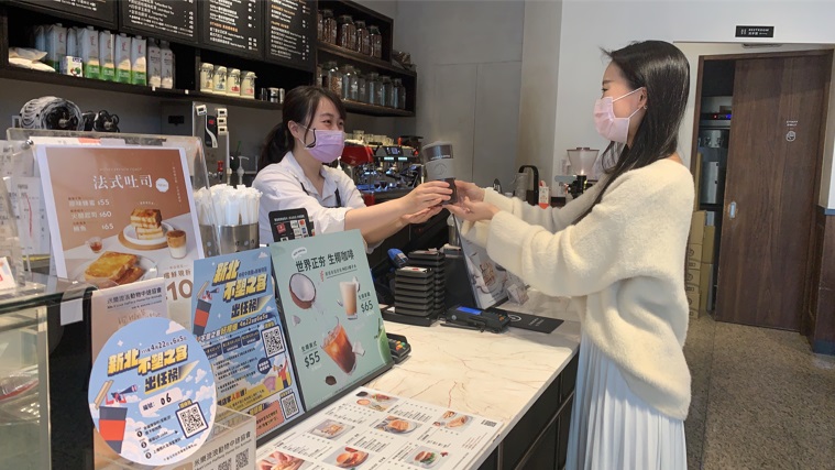 4月22日地球日當天，還加碼辦理限定快閃活動，只要自備環保杯至指定店家消費即可免費任選40元飲品。