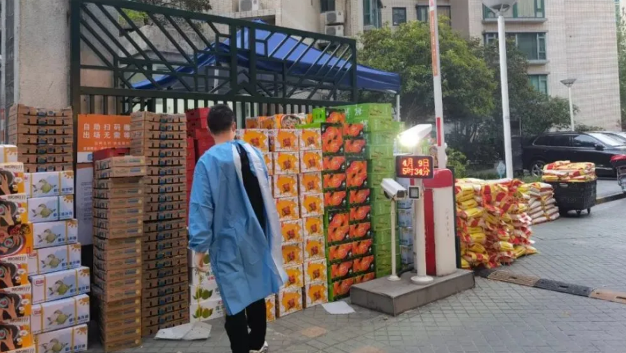 因糧食供應限制多，上海社區現在多半依賴團購物資。 圖 : 擷取自騰訊網