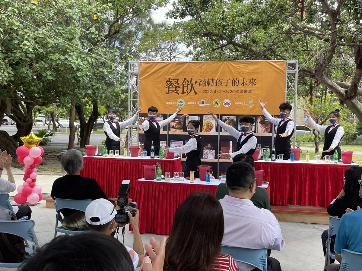 屏東縣恆春工商為書展活動，展現學生傳統調酒技藝。 圖：益品書屋/提供