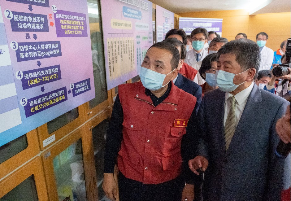 新北市長侯友宜日前與衛福部長陳時中，一起召開「新北COVID-19居家照護」記者會，宣告防疫進入到下個階段。 image source:新北市政府