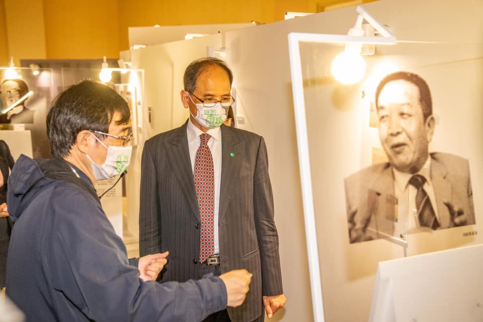 立法院長游錫堃前往中正紀念堂，參觀「自由的靈魂vs.獨裁者：台灣言論自由之路」展，由策展人薛化元導覽。 圖：取自游錫堃臉書