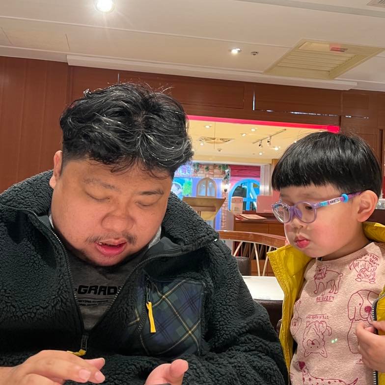 亞洲統神與兒子晨晨。 圖：翻攝自統神臉書