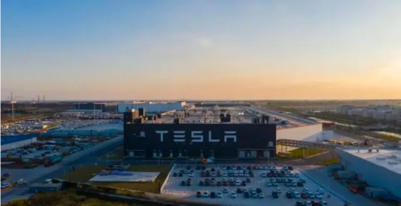 美國電動車大廠特斯拉已計畫在上海超級工廠附近，另建一座新工廠。新廠預計年產能為45萬輛，將提升特斯拉在上海的總產能至每年100萬輛。 翻攝自：騰訊網