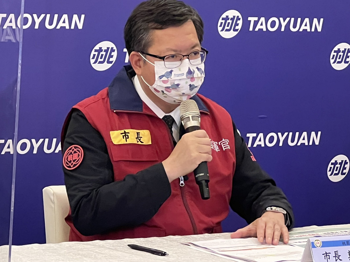 鄭文燦說明龜山某科技廠移工群聚感染事件。 圖：桃園市政府/提供