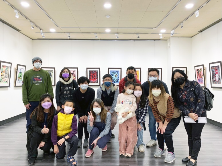 泰山國小師生及家長們於新莊文藝中心藝術廳「泰山國民小學第9屆藝術才能美術班畢業美展」合影。 圖：新北市文化局提供