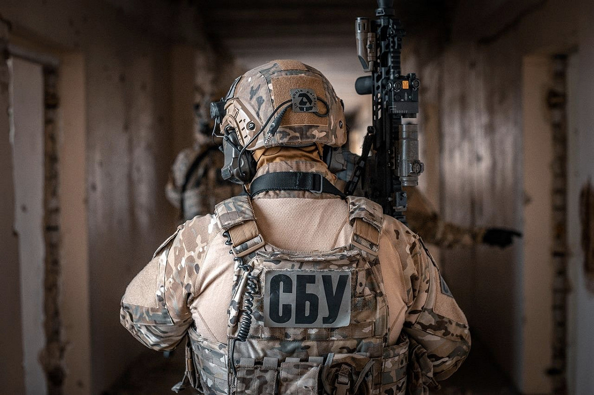烏克蘭國家安全局宣布破獲秘密軍火庫，發現總值約2億美元的武器、軍備等，都已經移交國家武裝部隊。 圖：翻攝自烏克蘭國家安全局臉書