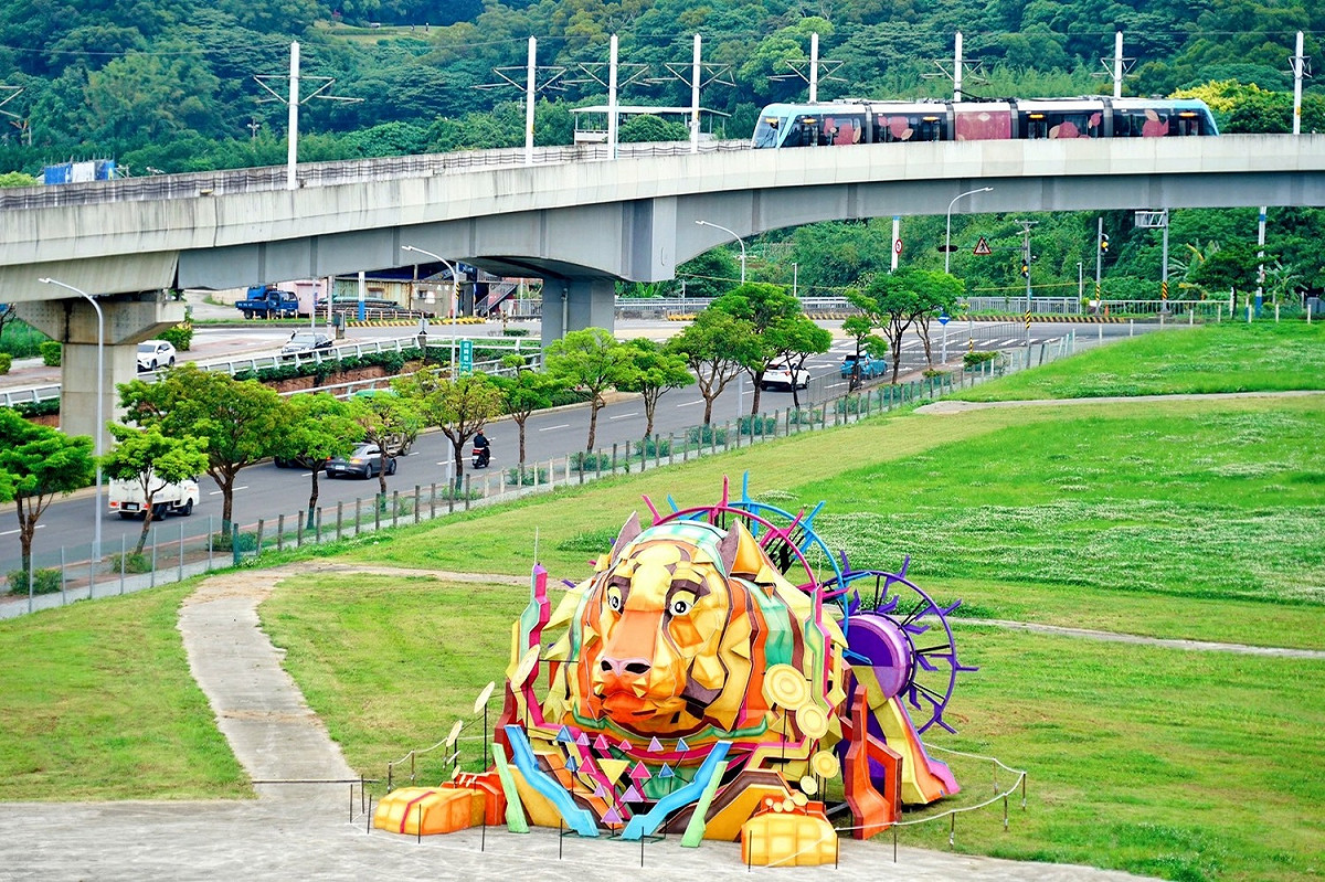 淡水熊虎玩-主燈(背景為淡海輕軌幸福彩繪列車)。