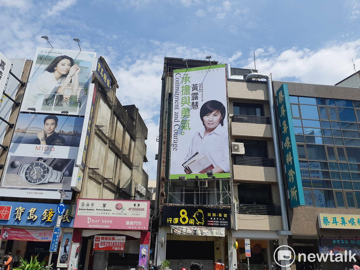 黃露慧爭取民進黨主委連任的競選看板也掛在中央噴水圓環旁。 圖：蔡坤龍/攝
