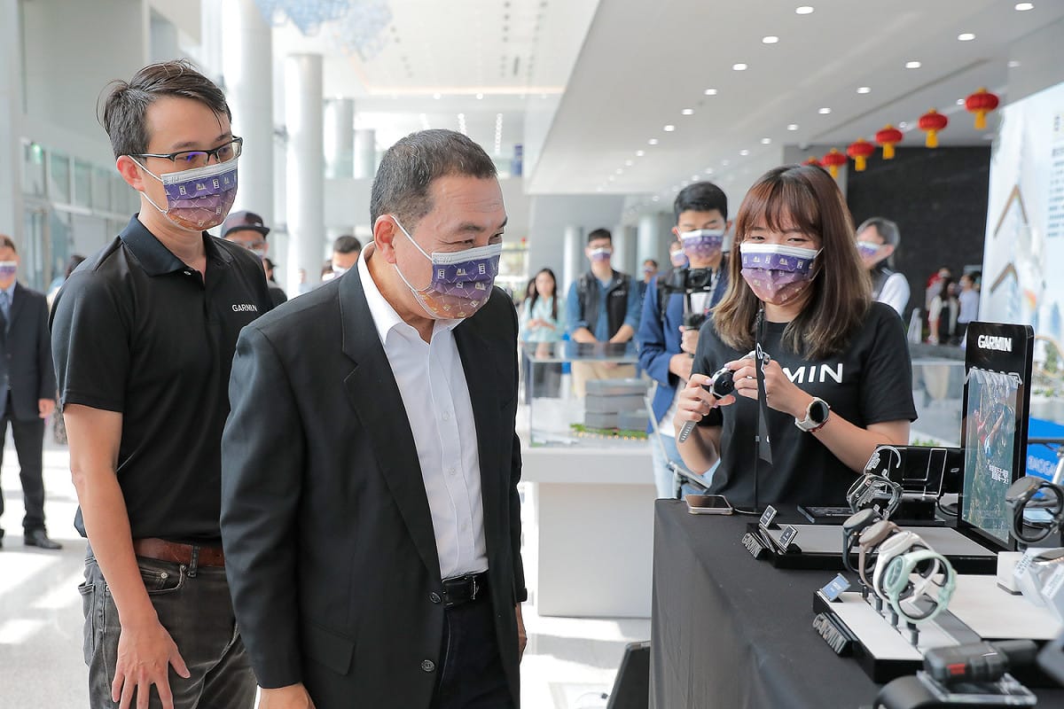 侯友宜巡視產品展示區，與業者互動。 圖：新北市經發局提供