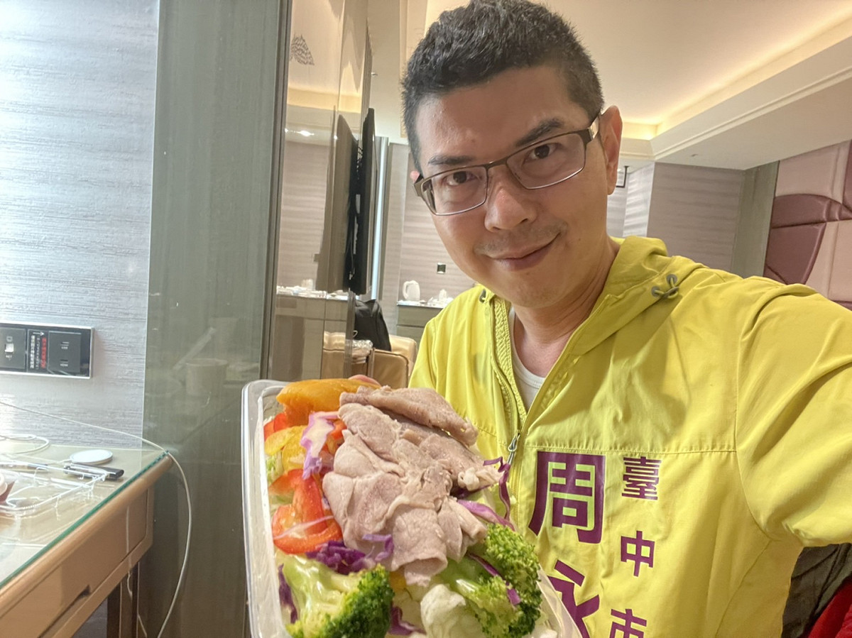 周永鴻在直播中秀出防疫餐菜色。 周永鴻/提供