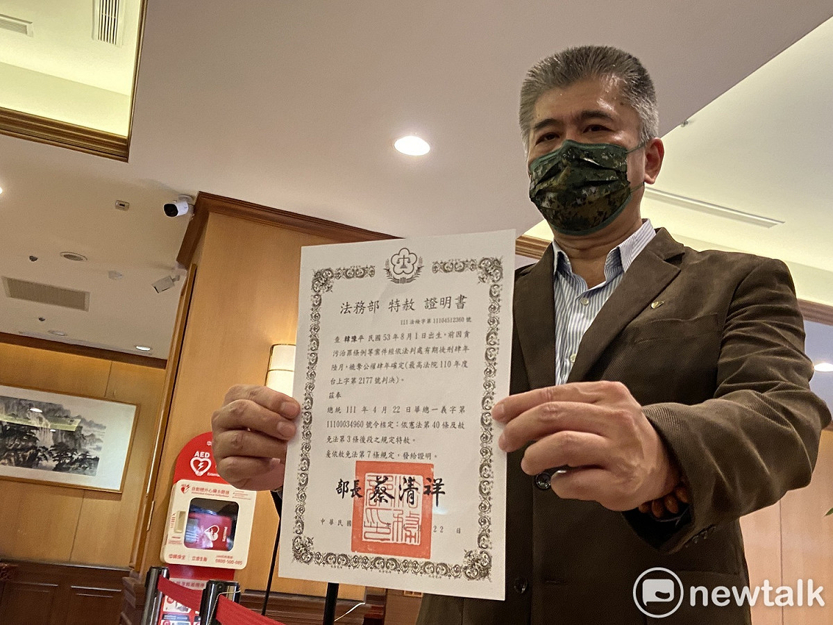 韓豫平出示特赦證明書。 圖：陳佩君／攝