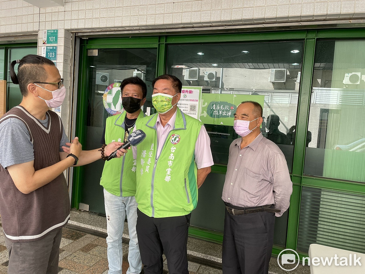 民進黨台南市議員初選民調作業已全部完成，台南市黨部公布各選區出線名單。台南市黨部主委潘新傳表示，市黨部將全力輔選黨提名人選，力拚議會過半。 圖：黃博郎／攝