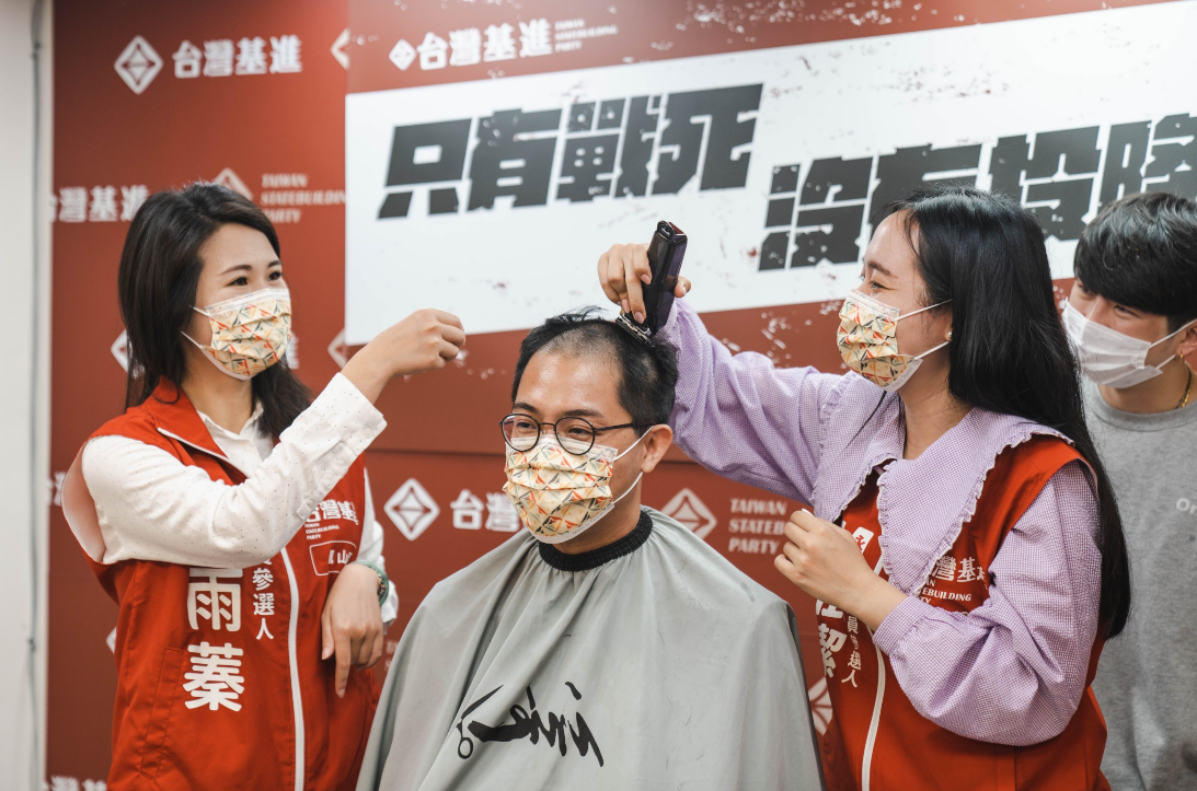 李宗霖將接受教召，以剃頭宣示決不投降。 圖:台灣基進提供