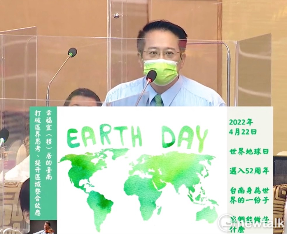 台南市議會進行財經部門業務報告及質詢，市議員蔡旺詮質詢時表示，恰逢世界地球日，他呼籲市府應設置屬於自己的太陽能發電系統，而非外包給廠商，並推動民參與綠能發電。 圖：黃博郎／攝