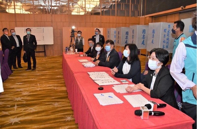 會員代表大會報到處工作人員全部戴口罩。 圖：宋傳威提供