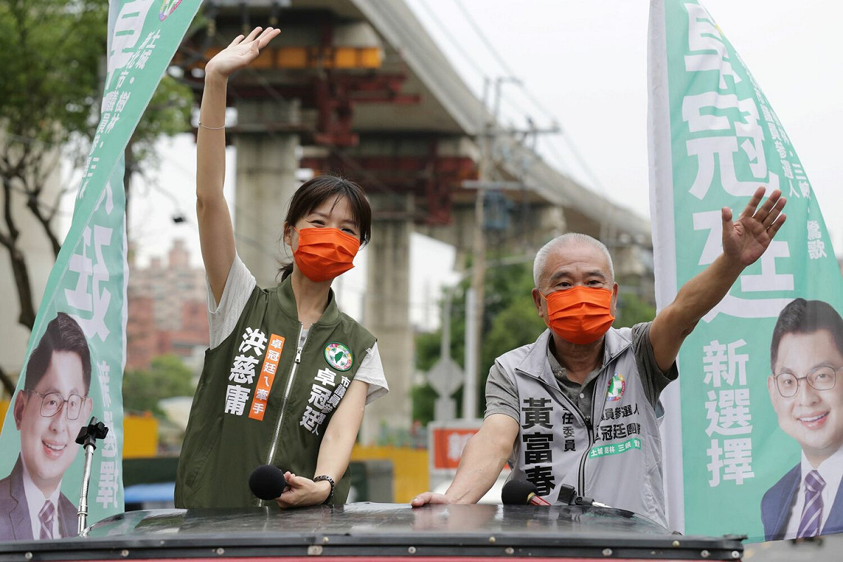 前立委洪慈庸（左）今（22）日代先生卓冠廷上陣，與前鶯歌鎮民代表會主席黃富春一同站上吉普車，為5月2號至5月8號將舉行的民進黨新北市議員初選衝刺。 圖：卓冠廷辦公室提供