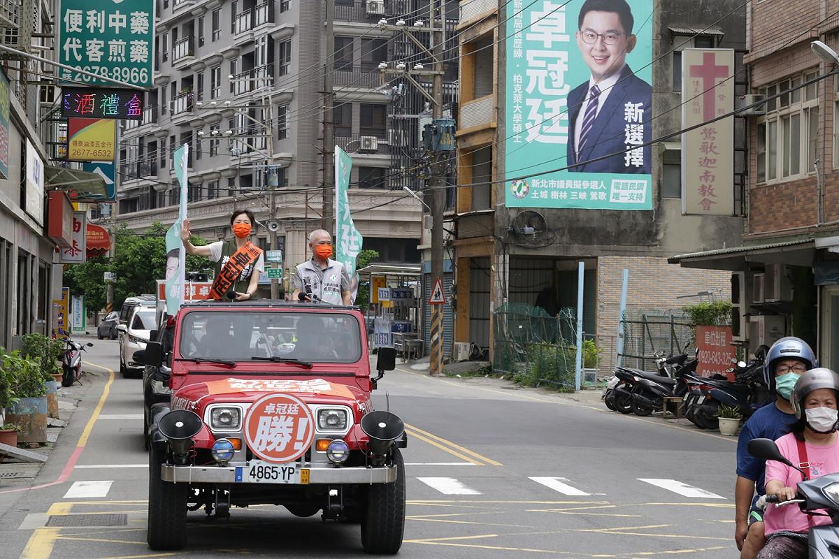 前立委洪慈庸（左）今（22）日代先生卓冠廷上陣，與前鶯歌鎮民代表會主席黃富春一同站上吉普車，為5月2號至5月8號將舉行的民進黨新北市議員初選衝刺。 圖：卓冠廷辦公室提供