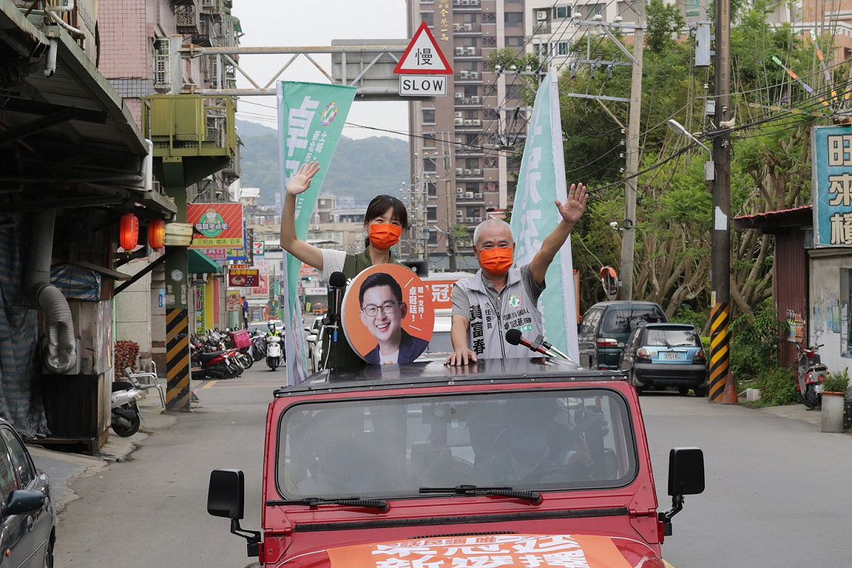 前立委洪慈庸（左）今（22）日代先生卓冠廷上陣，與前鶯歌鎮民代表會主席黃富春一同站上吉普車，為5月2號至5月8號將舉行的民進黨新北市議員初選衝刺。 圖：卓冠廷辦公室提供
