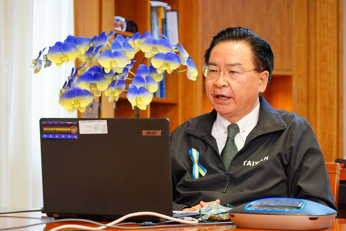 外交部長吳釗燮向烏克蘭首都基輔市長克里契科說明台灣人民擬捐贈烏克蘭800萬美元。 圖：中華民國外交部提供