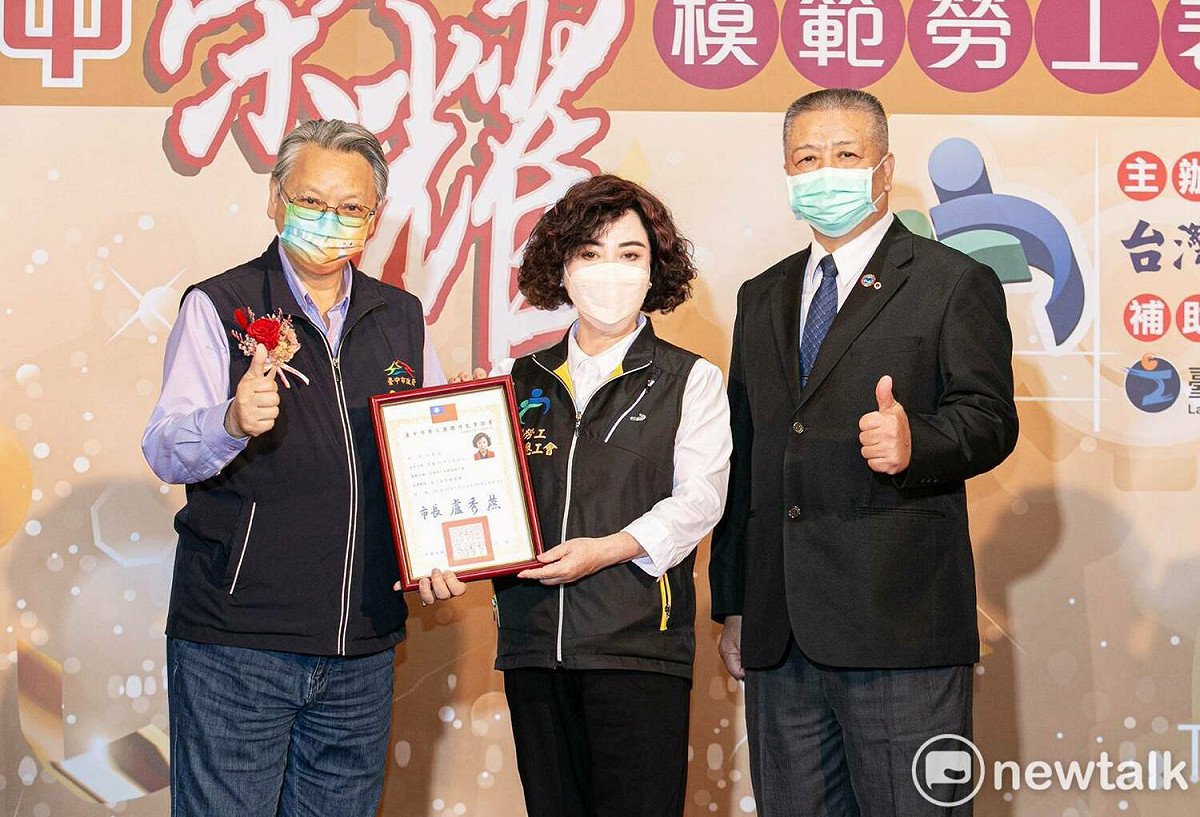 令狐榮達副市長向江春瑟道賀，獲選工會領袖組全國模範勞工。 唐復年/攝