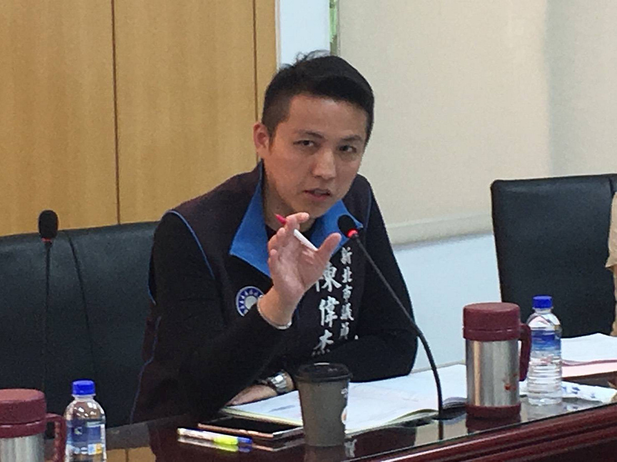 新北市議員陳偉杰針對校園冷氣用電問題要求教育局，校園用電不能只靠台電，發展綠電不僅能支援，綠能環保還有教育學生的功能。 圖：陳偉杰辦公室提供