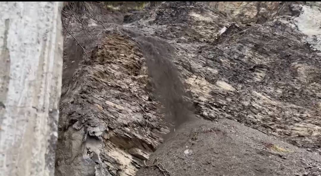台8線117.4K坍方狀況。 圖：交通部公路總局／提供
