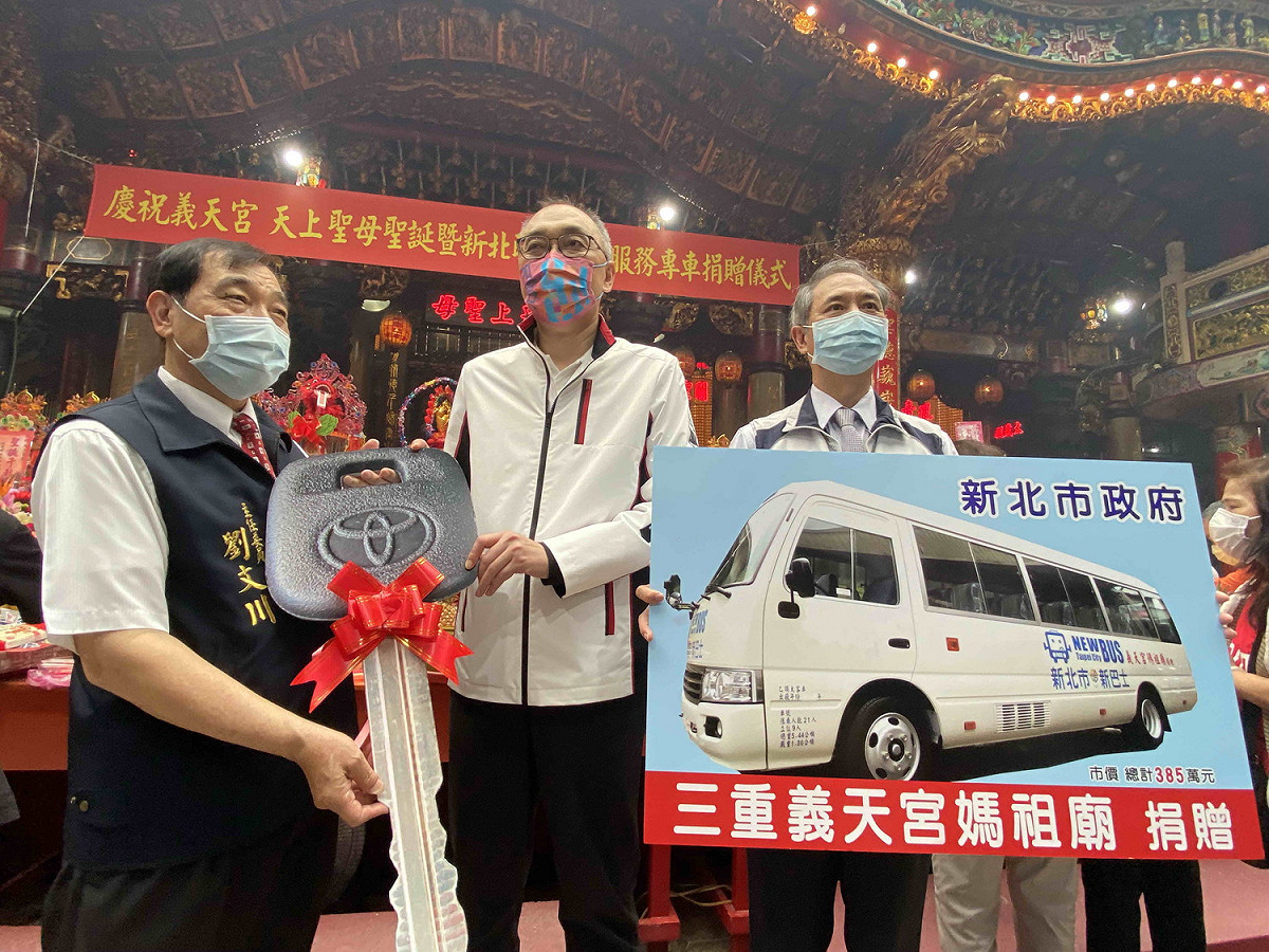 義天宮捐贈1輛醫療服務專車及1台自動心肺復甦機予新北市立聯合醫院。 圖：新北市民政局提供