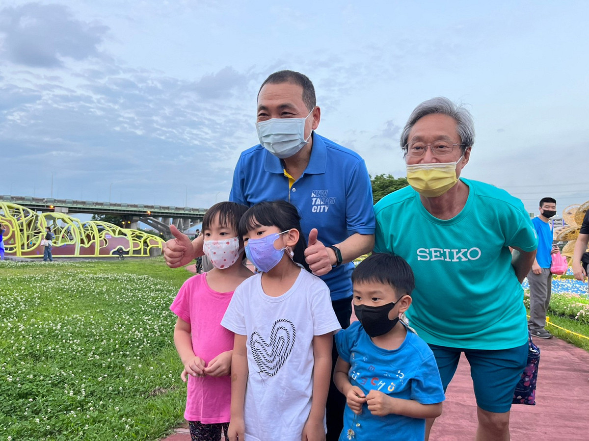 今(23)天開展民眾在現場與裝置藝術拍照打卡分享，就能免費玩扭蛋機，限量500份。