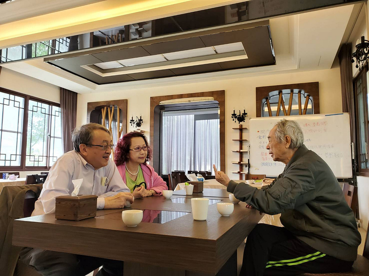 李喬（右）與林保華（左1）、楊月清（左2）熱烈交談。 圖：林保華/提供