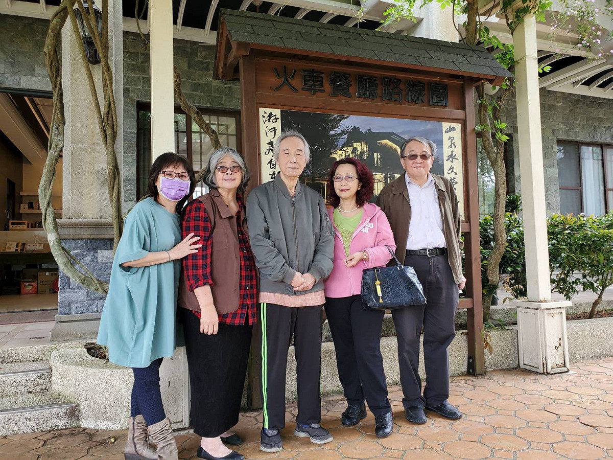 林保華（右）與李喬（中）、蕭銀嬌（左2）夫婦和他們的女兒李舒琴（左1）合影。 圖：林保華/提供