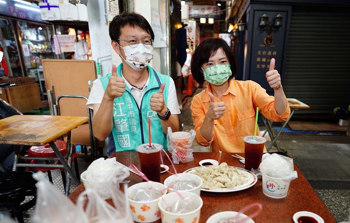 何欣純與江肇國走訪向上市場。 何欣純服務處/提供