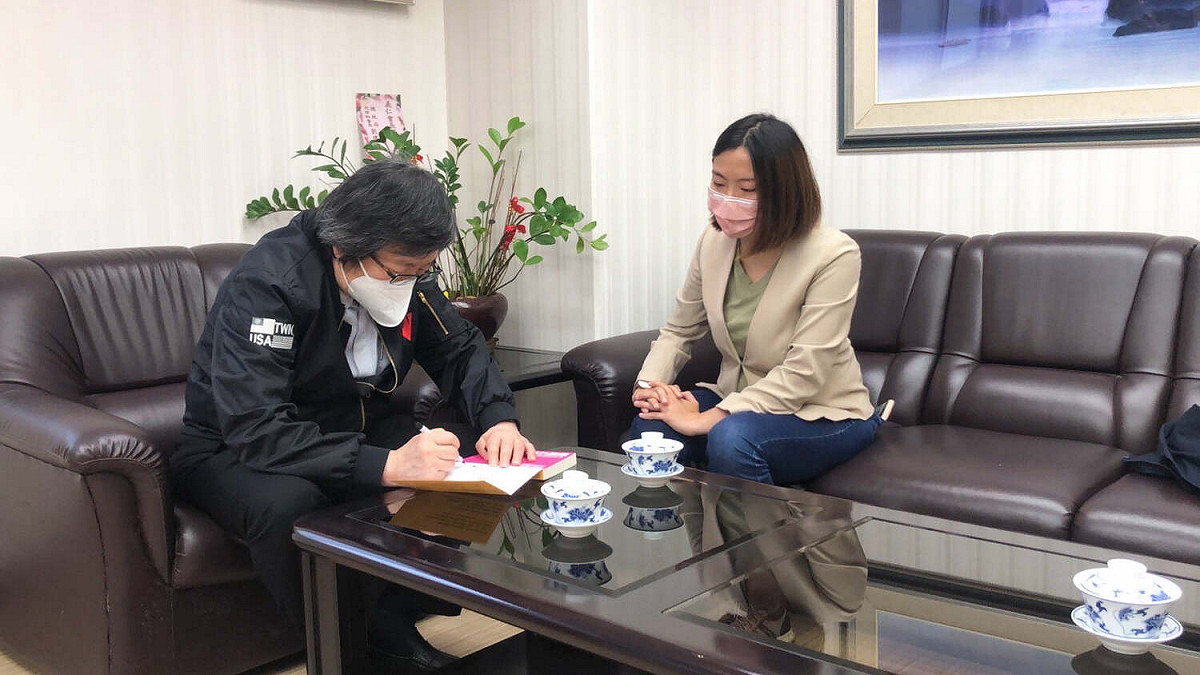 第二選區議員參選人何孟樺，今在臉書上分享台日交流協會會長邱義仁親筆寫「孟樺加油」的祝福。 圖：翻攝自何孟樺臉書