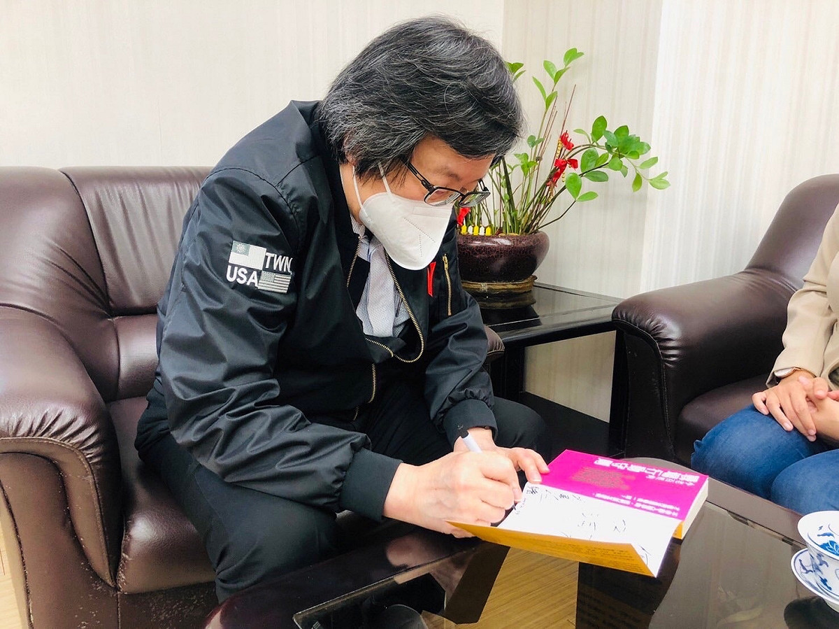 第二選區議員參選人何孟樺，今在臉書上分享台日交流協會會長邱義仁親筆寫「孟樺加油」的祝福。 圖：翻攝自何孟樺臉書