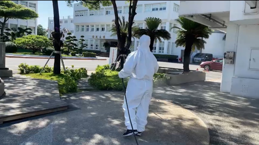 環保局對台塑林園廠進行清消。 圖：高雄市環保局提供